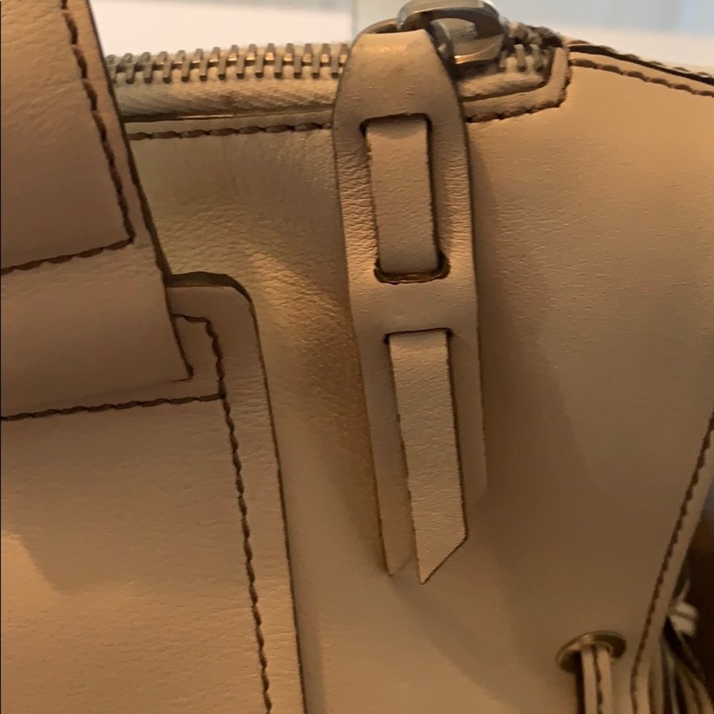 Tod’s Vintage Beige Leather Handbag - Picture 9 of 16